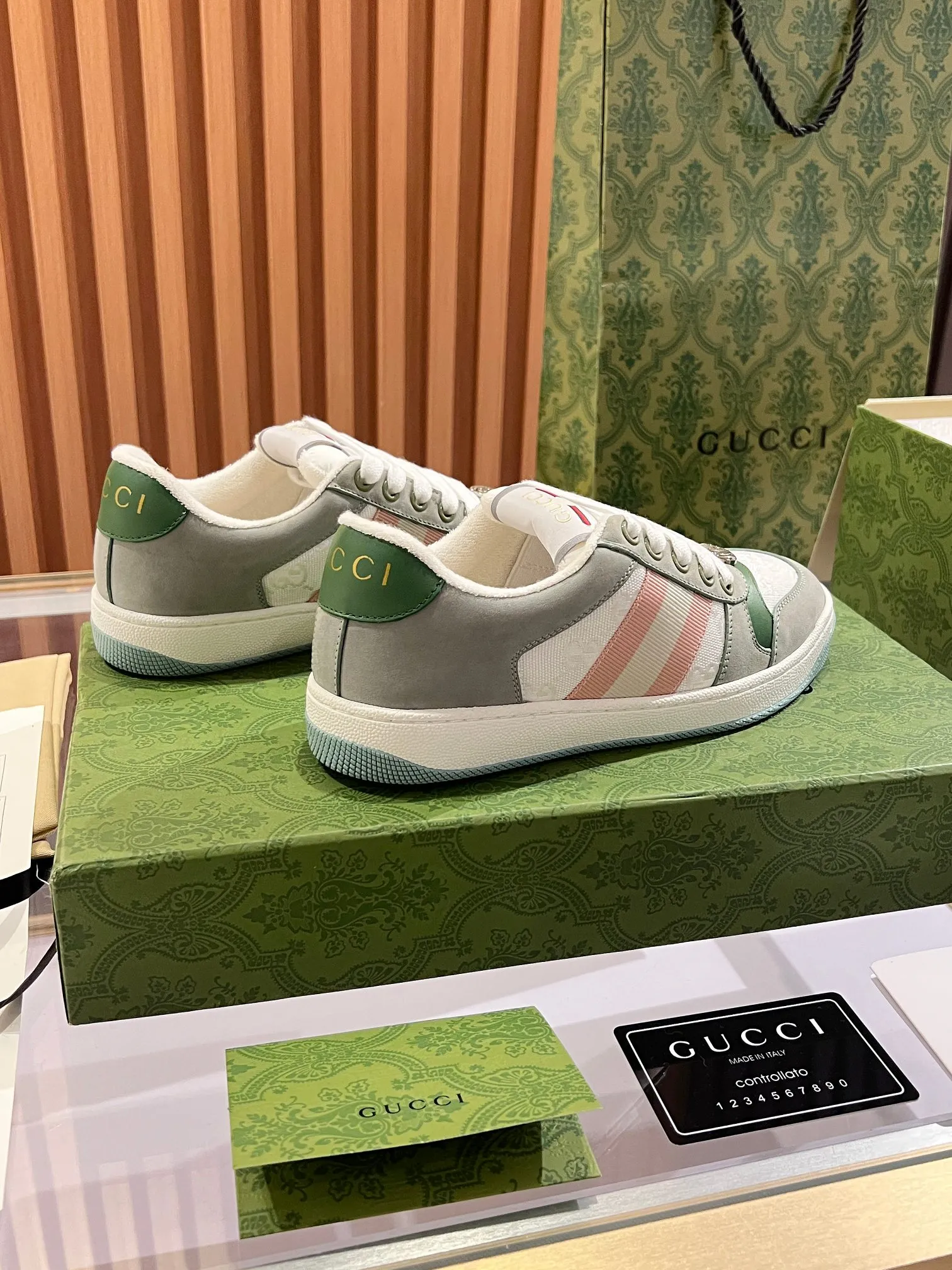 👟👟Ex-factory price 540👟👟 ⚡️Gucci Dirty Shoes Top factory quality, impeccable at the counter, the comfort is incredible. Retro distressed elements, washed retro logo on the tongue, metal double LOGO, 99% recognizable, full of Gucci elements; terry cloth lining, cowhide foot pads and 3mm latex are much more comfortable than real leather shoes. Environmentally friendly TPU wear-resistant outsole, soft and elastic. The inside of the tongue is made of imported elastic bands, which have great tension and won't strangle your feet. I don't develop the shoes without the original version. Only by getting the original version can the shoes be accurate and beat the market version instantly. Every stitch and every stitch is very tight and full. The debugging process is the most painstaking and requires no less than a hundred modifications before it is adjusted to the perfect state so that it can be worn comfortably by all foot types! Size 35-40 women’s model)